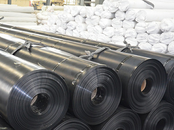 鋪設(shè)養(yǎng)殖防滲膜時(shí)長度不夠該如何解決？