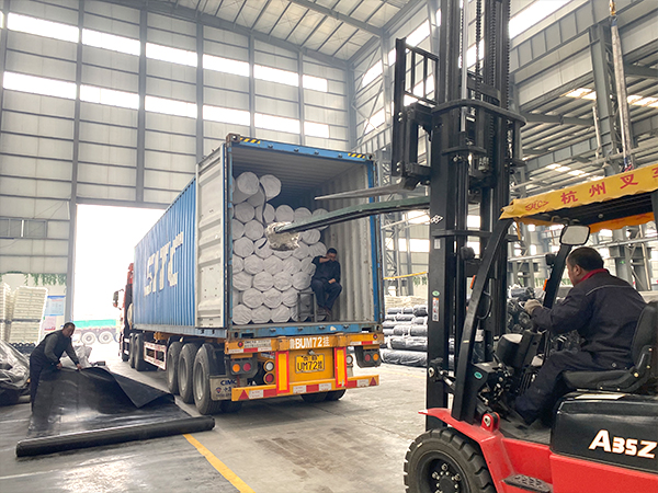 為何要在hdpe土工膜鋪設(shè)面上覆土？