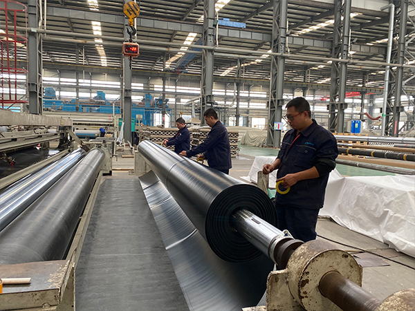 人工湖鋪設(shè)土工膜有哪些注意事項？