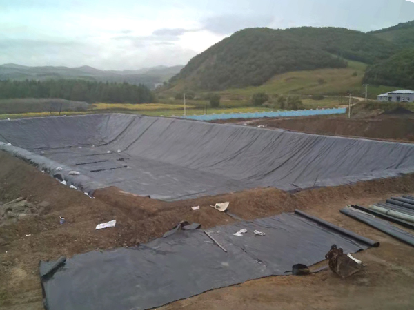 土工膜施工過程中為何需要添加保護(hù)層？