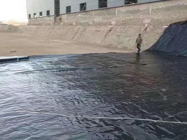 水渠建設(shè)可采用防滲膜進(jìn)行鋪設(shè)施工