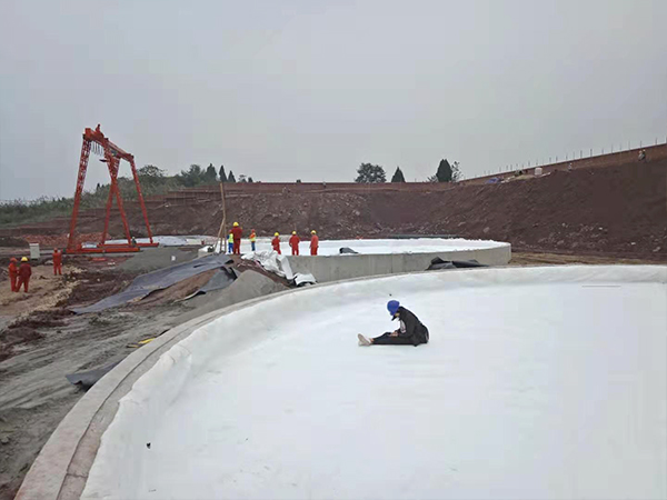 您的魚塘是否在漏水，不妨試試養(yǎng)殖防滲膜