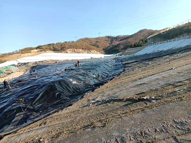 防滲土工膜的復(fù)雜施工更須保證質(zhì)量。