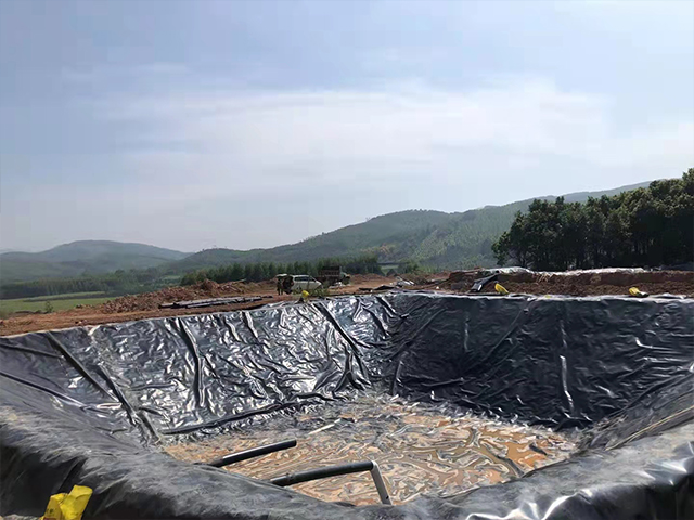 公路養(yǎng)護工程中可選擇鋪設防滲土工膜。