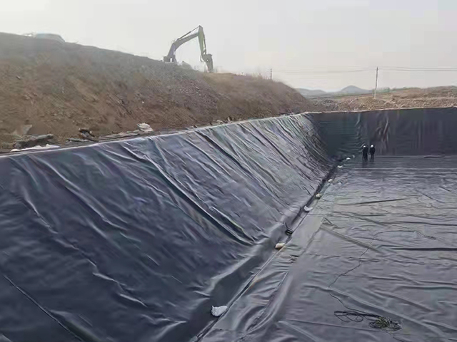 合理裁剪防滲土工膜工作可避免浪費(fèi)