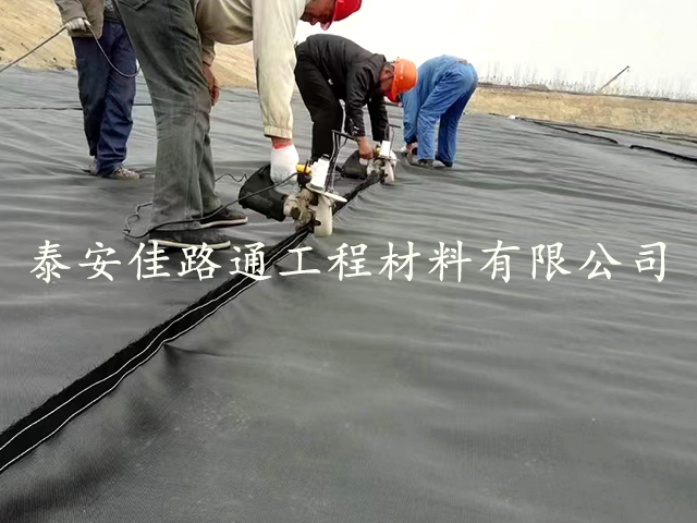堤壩防護施工如何順利鋪設(shè)土工膜？