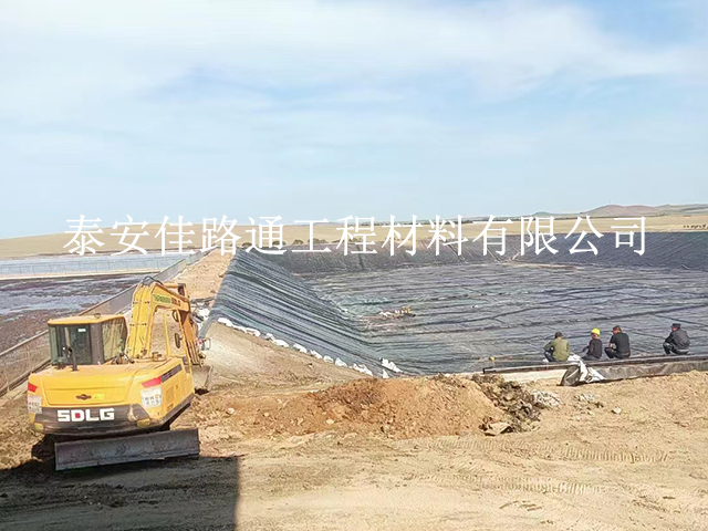 哪些因素決定養(yǎng)殖防滲土工膜的滲透性能？