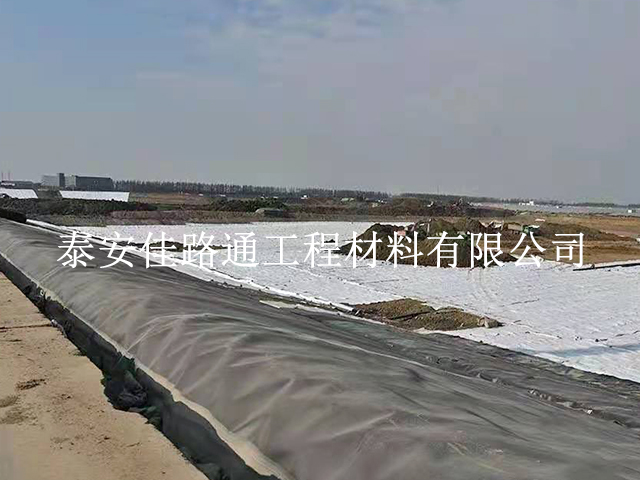 防滲膜廠家淺談護(hù)坡施工中如何鋪設(shè)防滲土工膜？