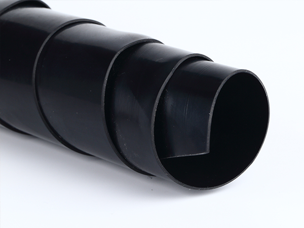 魚(yú)塘養(yǎng)殖防滲膜在鋪設(shè)中如何防止紫外線照射？