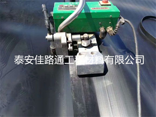 單池鋪設(shè)水產(chǎn)養(yǎng)殖防滲膜如何施工？