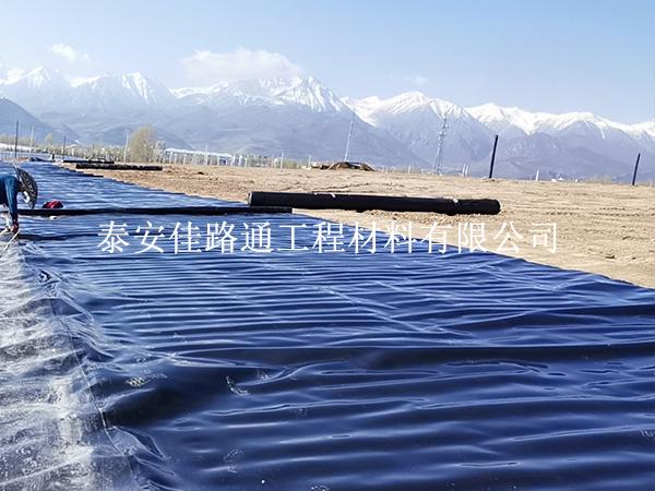 防滲膜廠家給您支招，選擇好的魚(yú)塘防滲膜