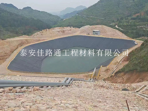 鋪設(shè)養(yǎng)殖防滲膜可增強(qiáng)魚塘蝦池的水質(zhì)控制