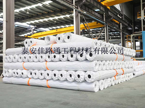 蓄水池防滲膜為何能在豬場沼氣池中顯身手？