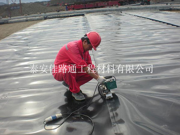 如何順利有效進(jìn)行魚(yú)塘防滲膜的基層處理工作？