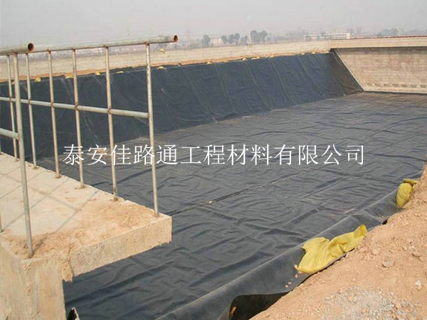 藕池養(yǎng)殖防滲膜鋪設(shè)過(guò)程中須注意哪些問(wèn)題？