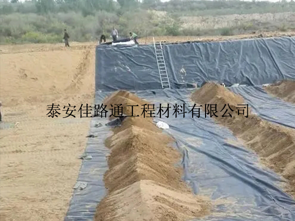 哪些注意事項可有效提升魚塘防滲膜的施工效率？