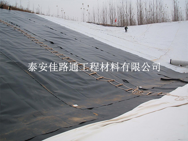 冬季對(duì)儲(chǔ)糞池污水防滲膜的施工須格外專注
