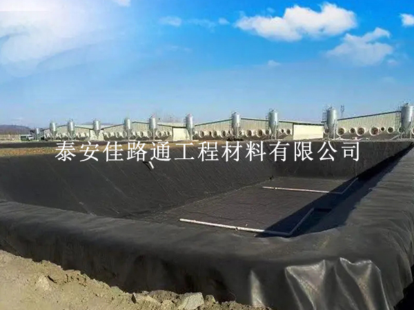魚塘防滲膜為您營(yíng)造穩(wěn)定的生態(tài)化池塘