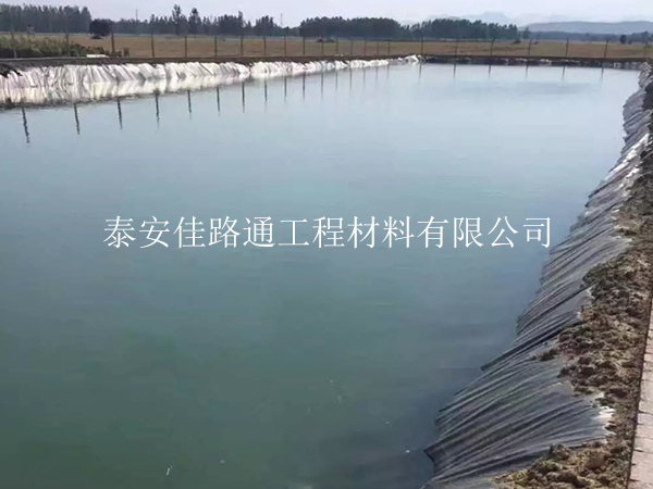 人工湖防滲膜鋪設(shè)前如何合理進(jìn)行基面清理？