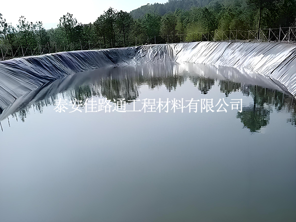 是怎樣的原因造成魚塘防滲膜的防滲效果下降？