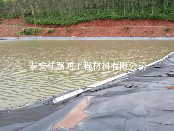 教您如何現(xiàn)場驗收魚塘防滲膜的三個標(biāo)準(zhǔn)？