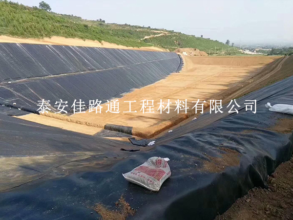 防滲膜坡面施工技巧