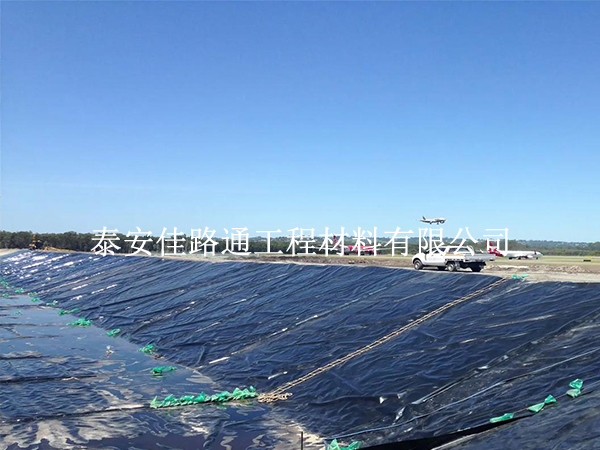 水產(chǎn)養(yǎng)殖防滲膜鋪設(shè)穩(wěn)不穩(wěn)？6 個硬核技巧保工程不 “翻車”