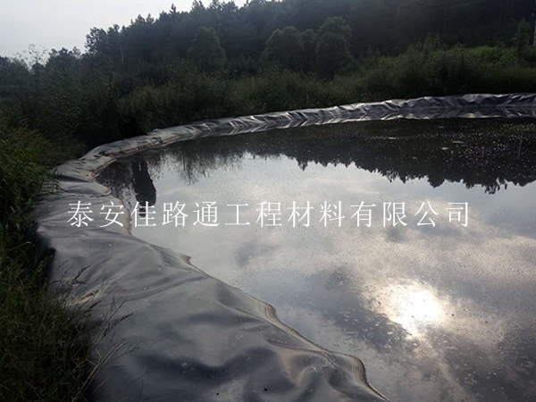 低溫來(lái)襲，魚(yú)塘防滲膜咋防裂？這些技巧很實(shí)用
