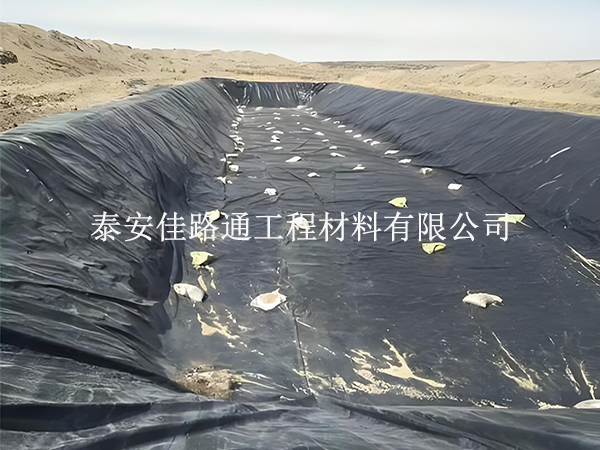 影響魚塘防滲膜直角撕裂能力的核心因素：找準關(guān)鍵，筑牢養(yǎng)殖防滲韌性屏障