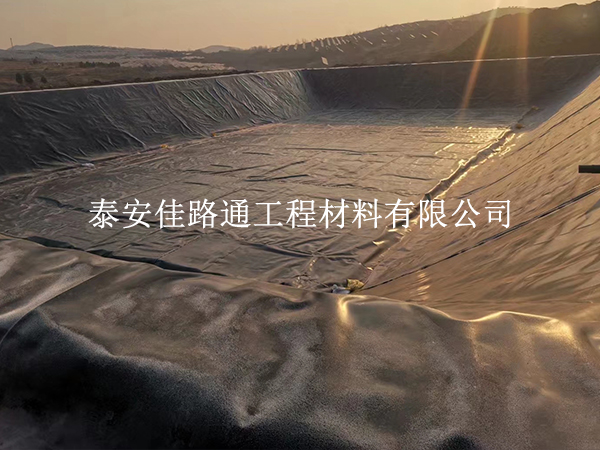 人工湖防滲膜施工焊接注意事項(xiàng) 規(guī)范操作杜絕滲漏隱患