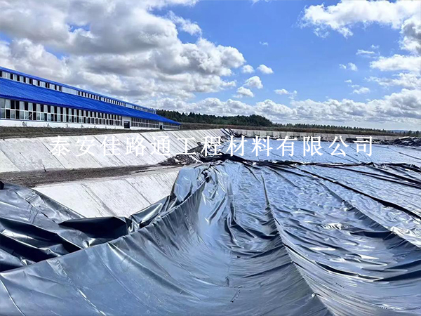 人工湖防滲膜鋪不好，九成問(wèn)題出在鋪之前